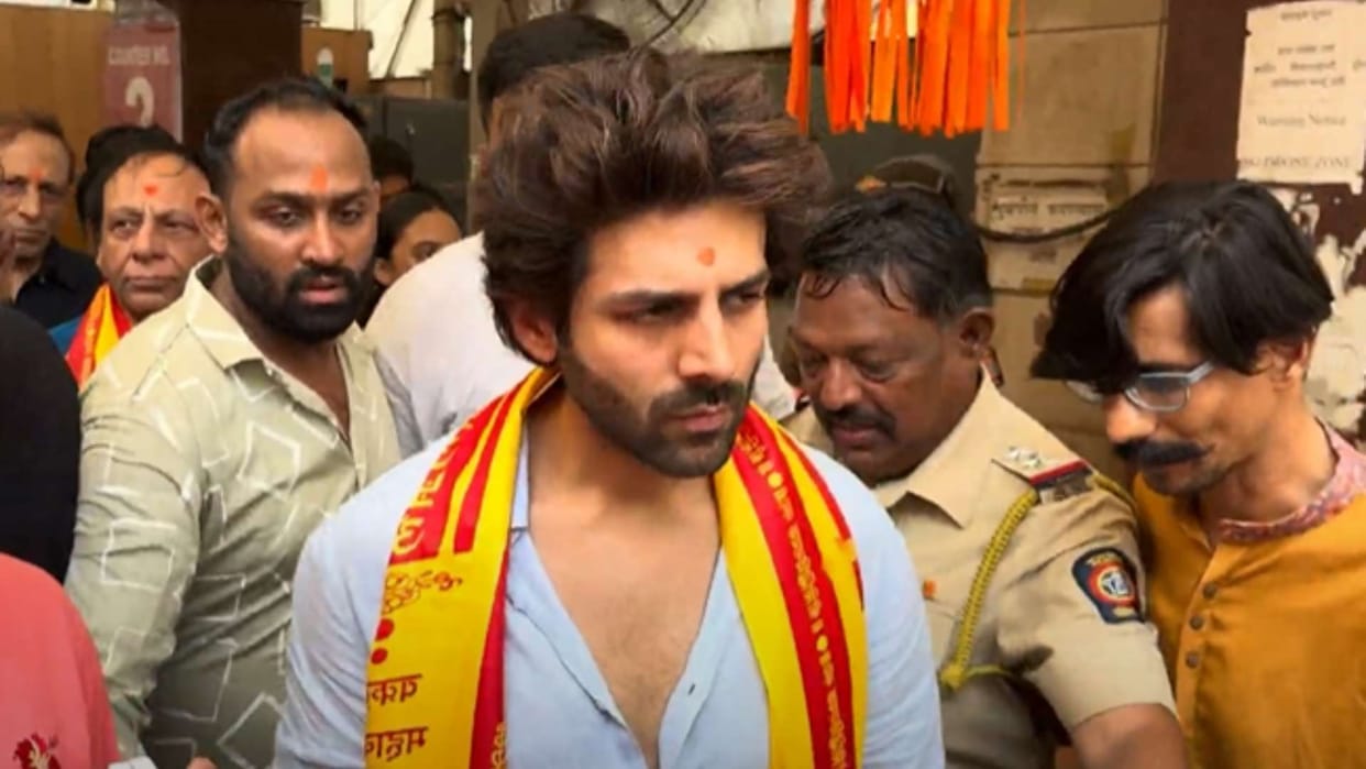 KARTIK AARYAN AT SIDDHIVINAYAK TEMPLE TO SEEK BLESSINGS FOR HIS MOVIE BHOOL BHULAIYAA 3 VIDEO inside