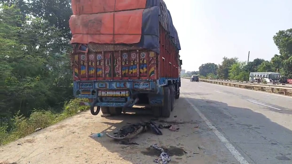 Bihar News: Lawyer and his son die in road accident; Came to visit with family, truck hits car; Nalanda