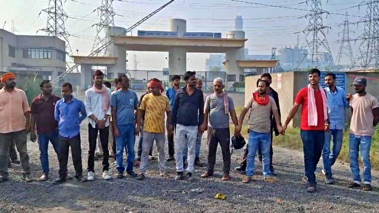 Demand for equal pay for equal work in Muzaffarpur Workers sit on strike in NTPC
