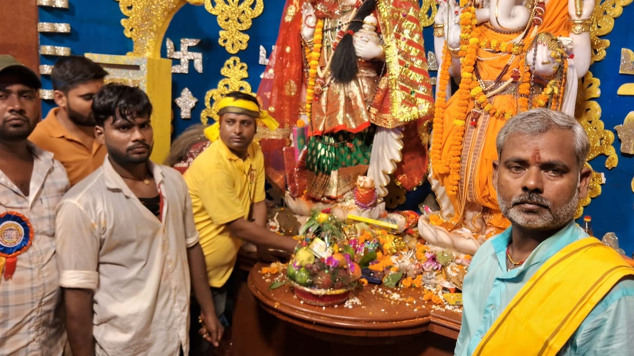 Diwali 2024 huge crowd of devotees gathered at Lakshmi and Ganesha temples on Diwali Muzaffarpur