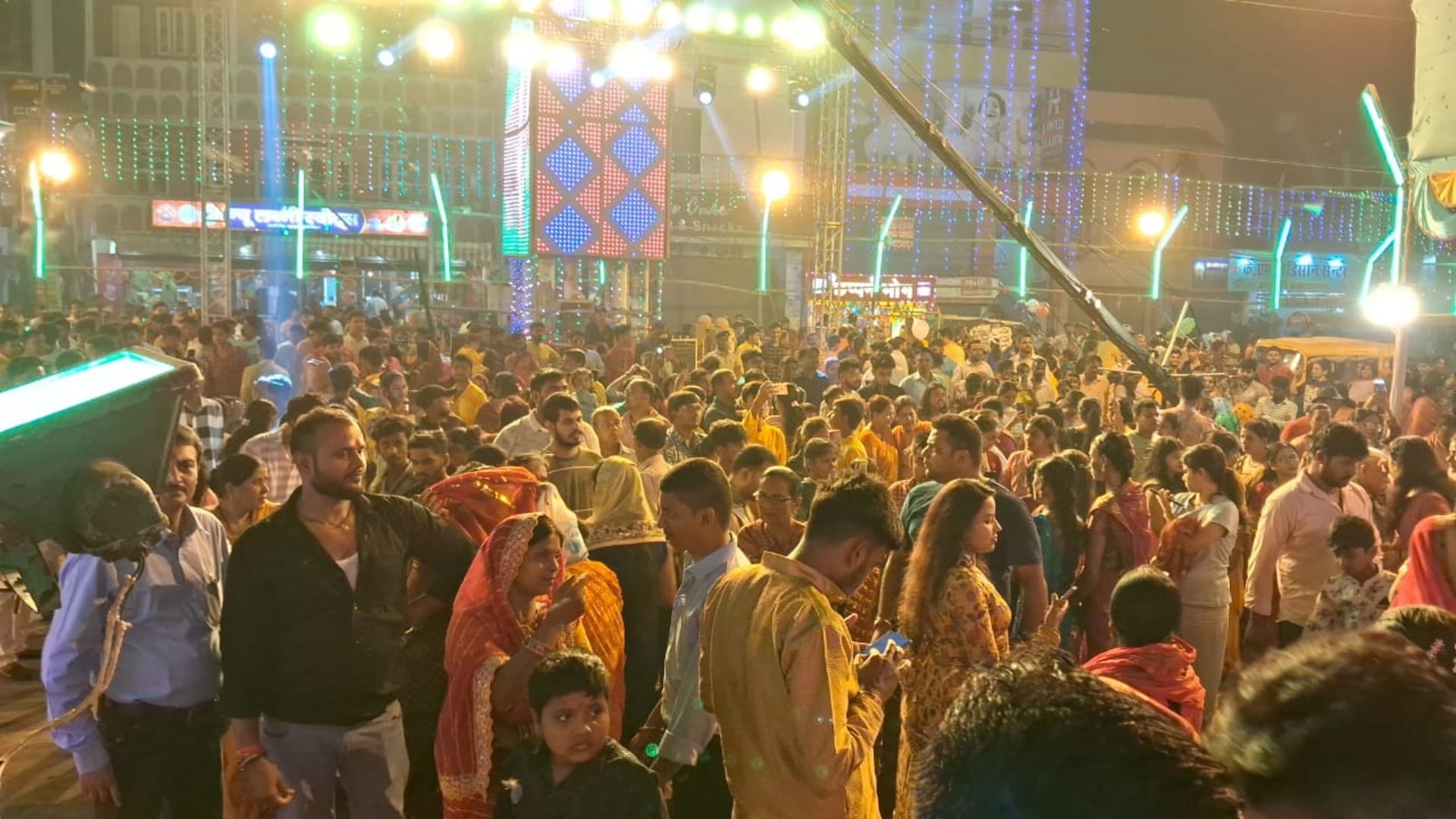 Diwali 2024 huge crowd of devotees gathered at Lakshmi and Ganesha temples on Diwali Muzaffarpur