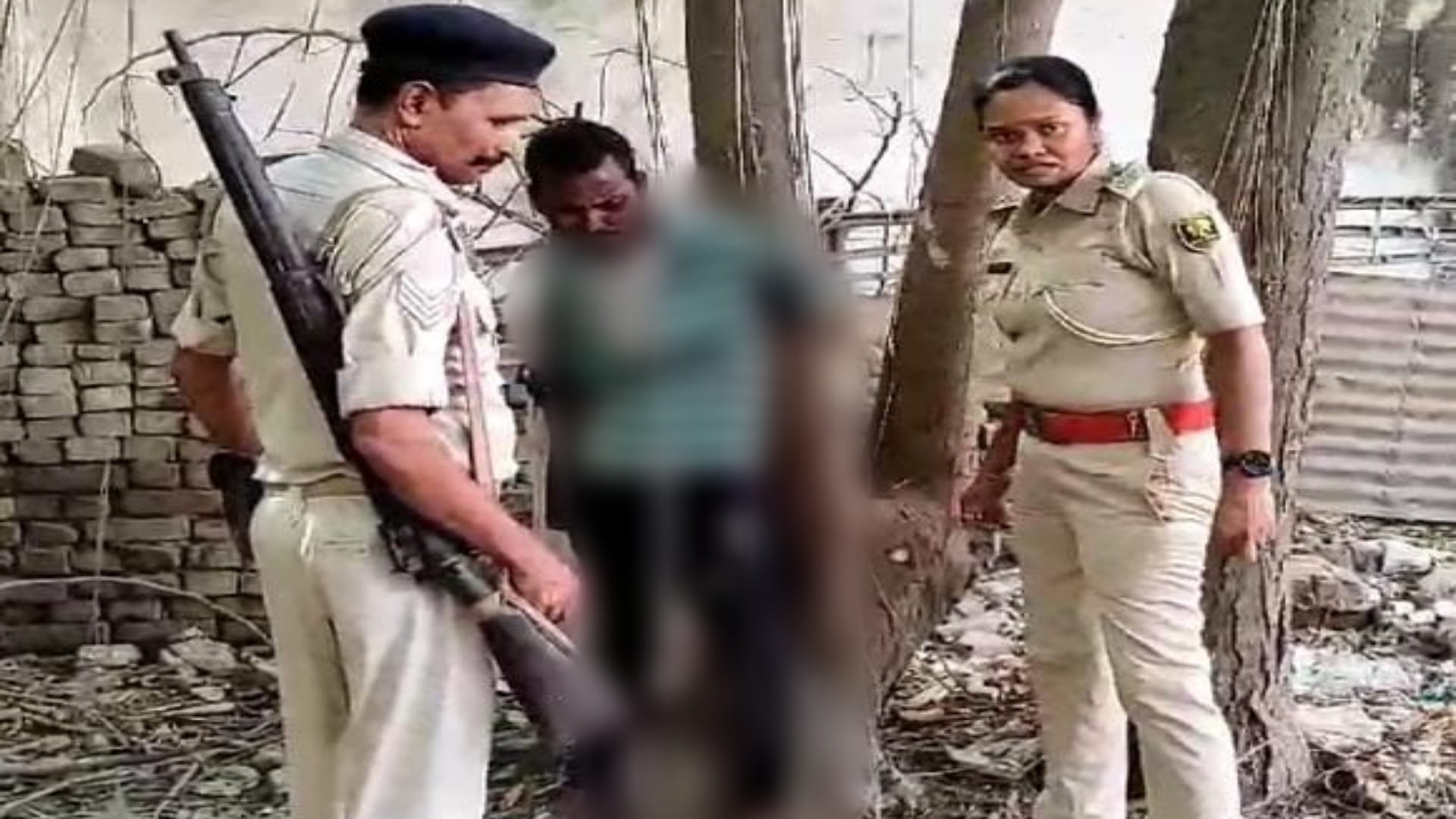 युवक की पेड़ से बांधकर पिटाई
