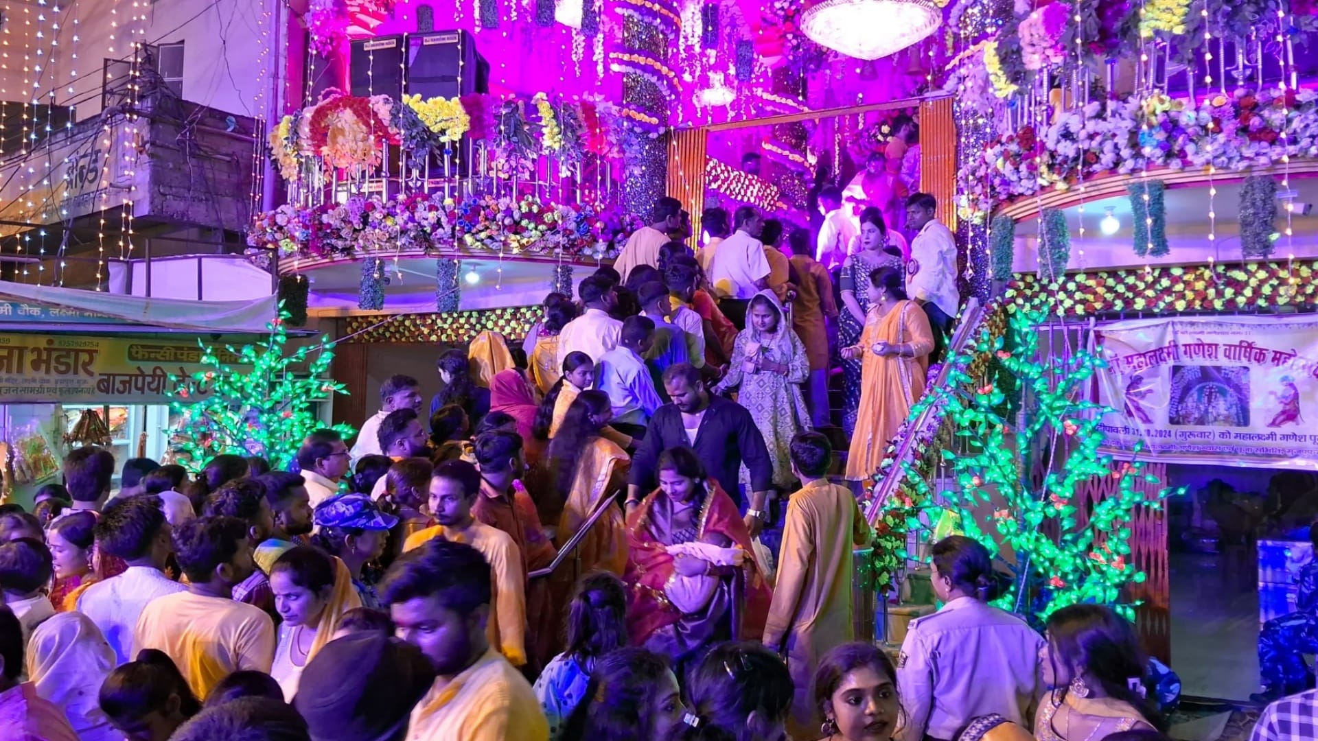 Diwali 2024 huge crowd of devotees gathered at Lakshmi and Ganesha temples on Diwali Muzaffarpur