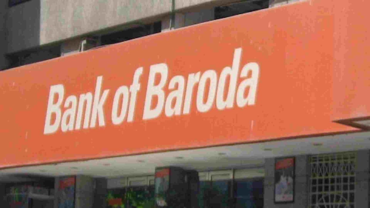 In Azamgarh, a bank branch manager was arrested while taking a bribe of Rs 20,000