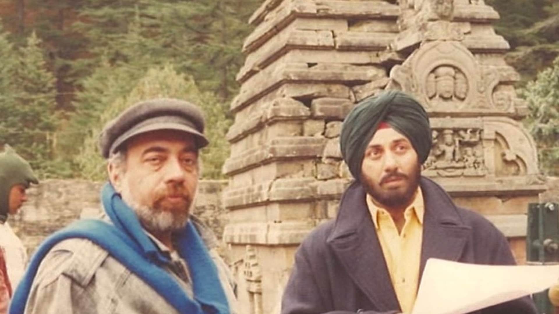 Shooting of Border 2 has started in Jhansi Sunny Deol and Varun Dhawan posed together