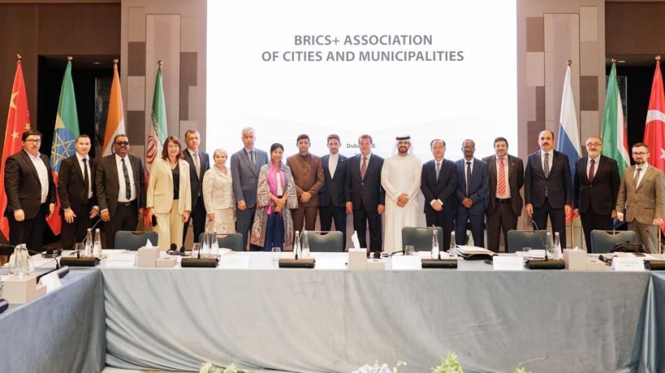 बैठक में सदस्यों के साथ महापौर