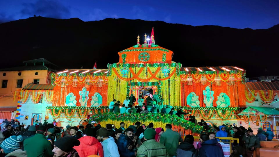 Badrinath Dham Door closing process recitation of Vedic hymns  stopped worshipped with secret mantras