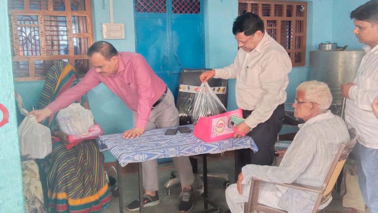 Kannauj: DM celebrated Diwali at the homes of workers killed in the terrorist attack