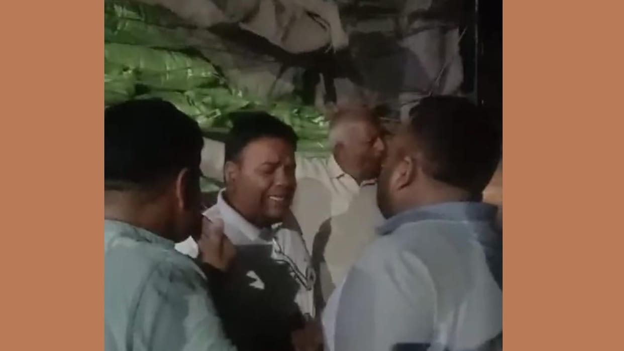 Farmers seized two trolleys full of fertilizers in Bhattukalan of Fatehabad