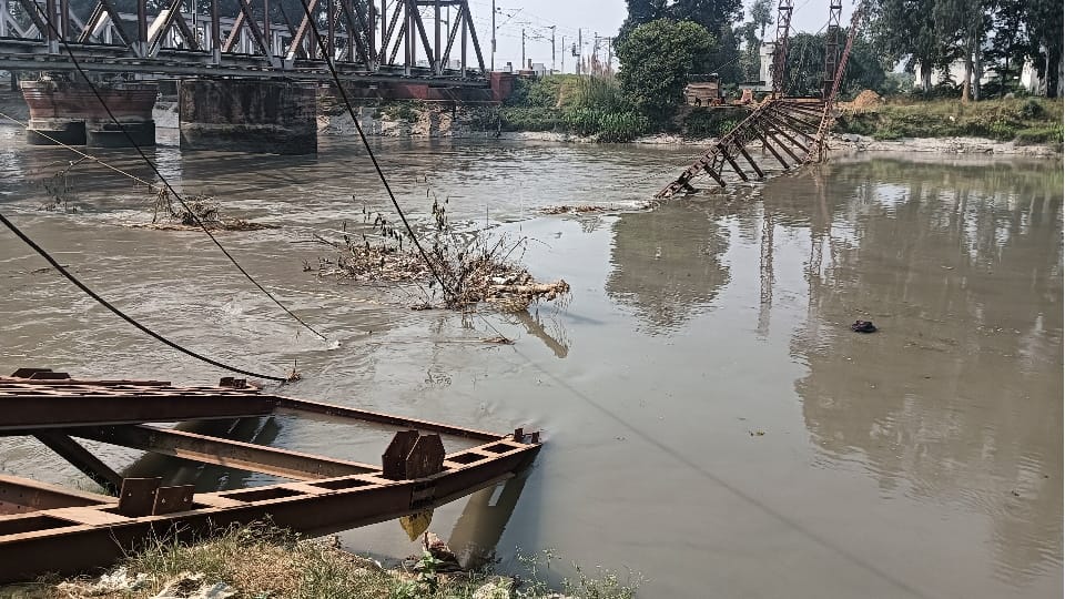 Roorkee News Under Construction Foot Over bridge suddenly collapsed in gangnahar