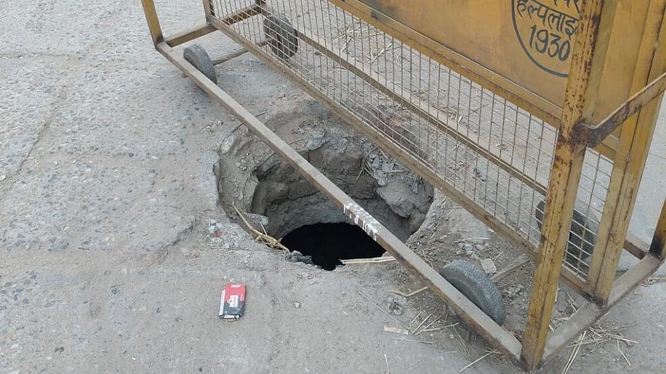 Dead body of a newborn found in a gutter child head and hands were in a polythene bag in Delhi