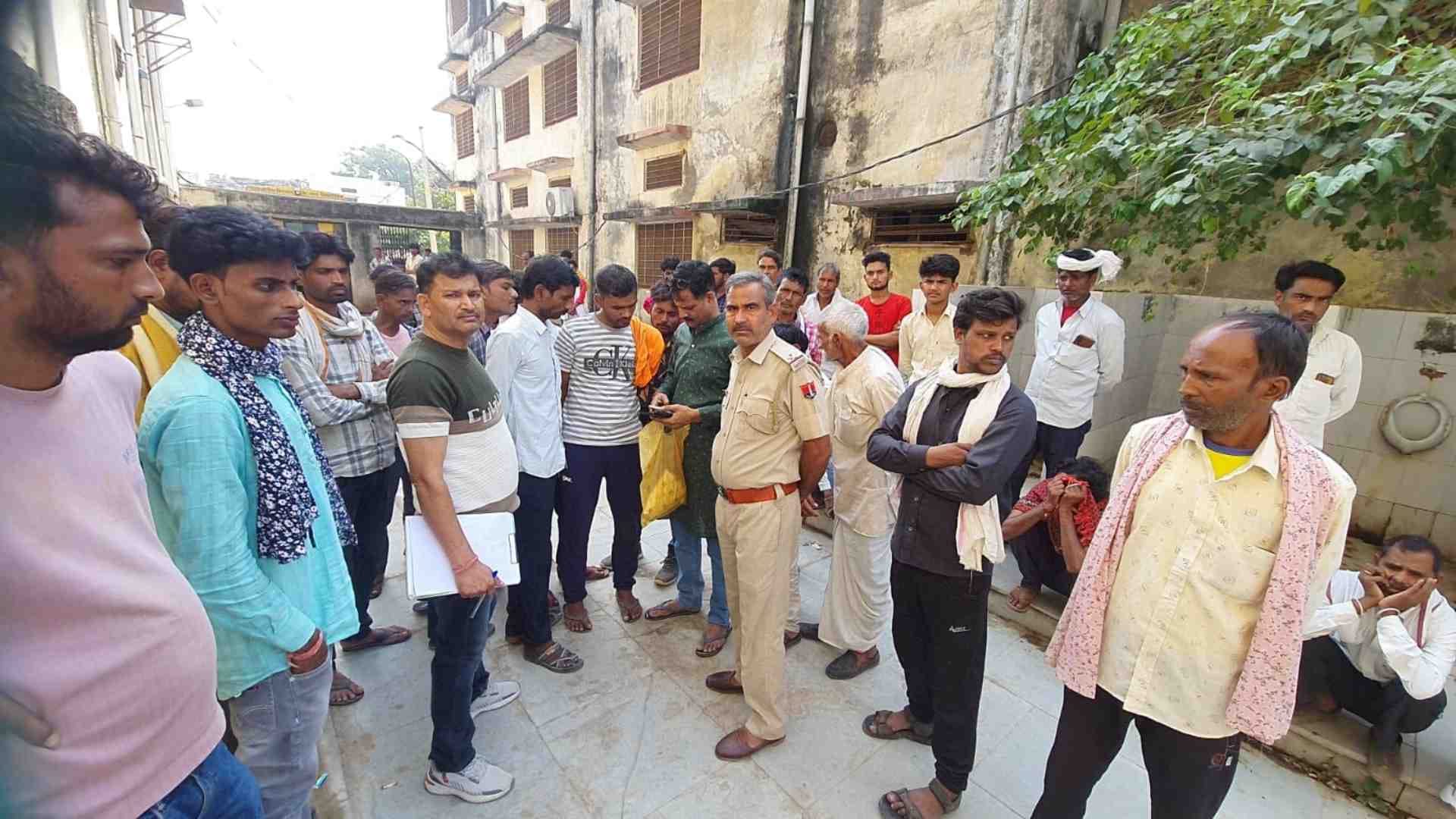 हादसे की सूचना के बाद मौके पर जमा हुए लोग।