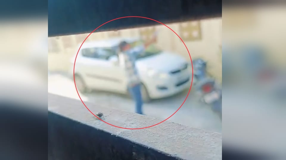 Roorkee News Bike riding miscreants opened firing at house of liquor businessman in laksar