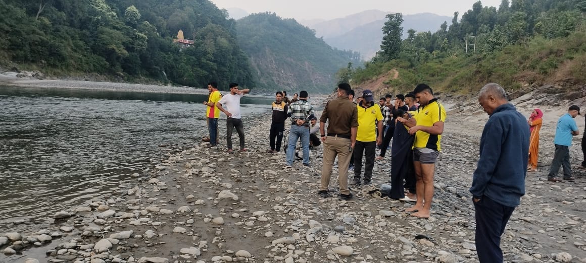 Dehradun News Teenage girl swept away while crossing Tons river with six friends SDRF begins search