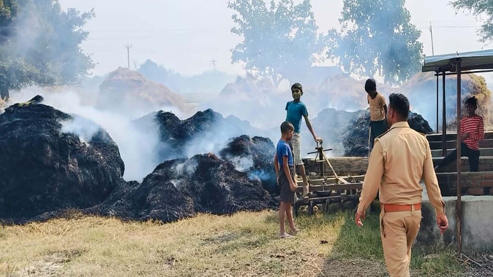 Kannauj: Fire caused by firecrackers, straw of ten farmers burnt to ashes