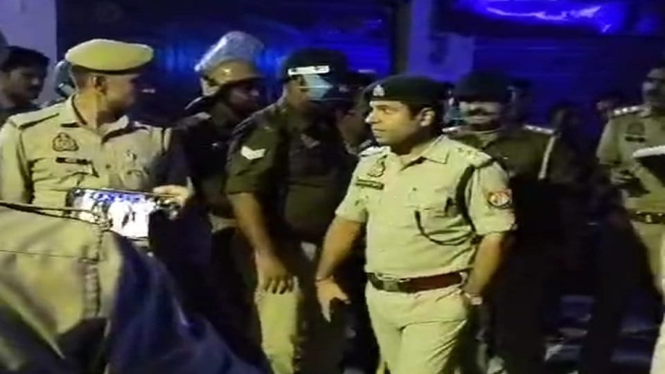 Meerut: Attack on policemen, firing and stone pelting, vehicles vandalized, five attackers arrested