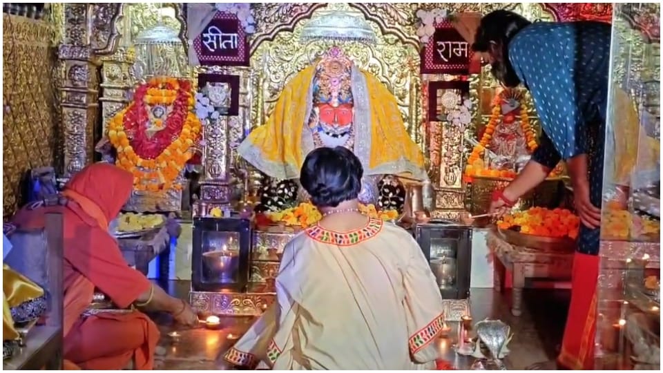 Pandit Dhirendra Krishna Shastri burst bombs and celebrated Diwali Chhatarpur Bageshwar Dham Hindi News