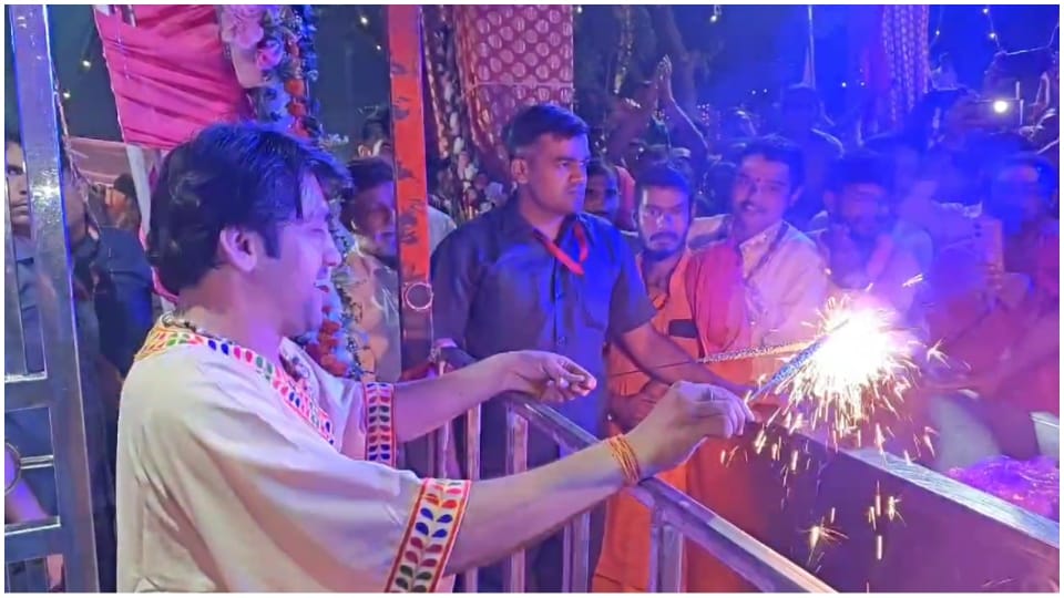 पंडित धीरेंद्र कृष्ण शास्त्री ने मनाई दीपावली।