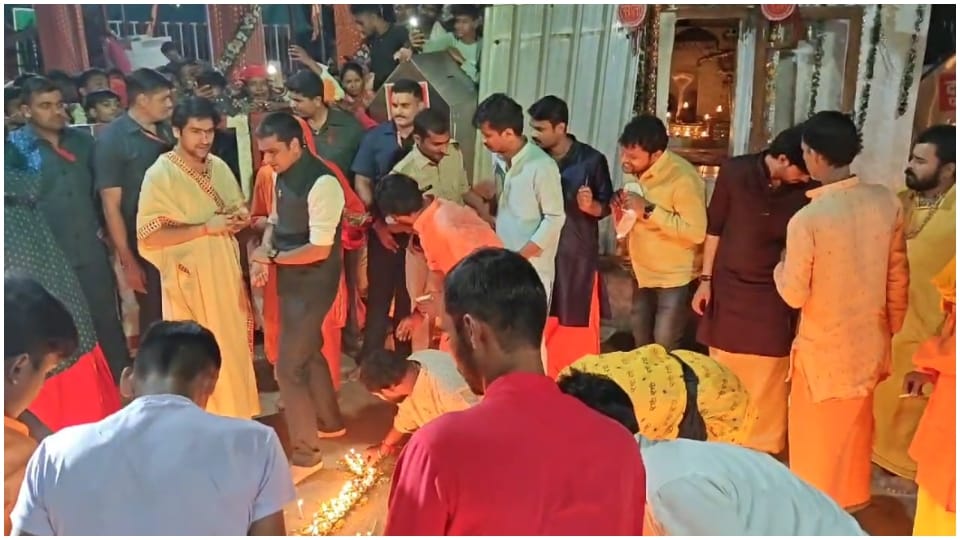 Pandit Dhirendra Krishna Shastri burst bombs and celebrated Diwali Chhatarpur Bageshwar Dham Hindi News