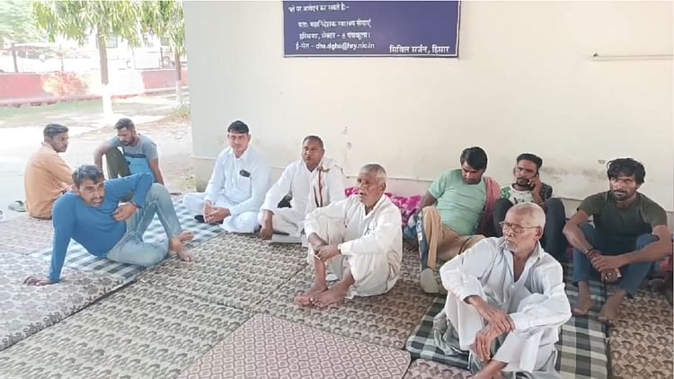 Hisar: परिजनों ने चौथे दिन भी नहीं लिया दीपक का शव, नौकरी व आर्थिक मदद की मांग को लेकर अड़े
