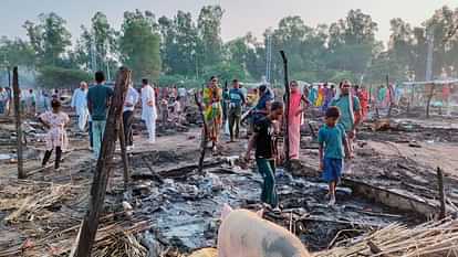 Haryana: हिसार में पटाखे की चिंगारी से भड़की आग, 35 झुग्गियां राख, कई झुग्गियों में रखे सिलिंडर भी फटे Haryana: Fire broke out due to spark of firecracker in Hisar, 35 slums turned to ashes