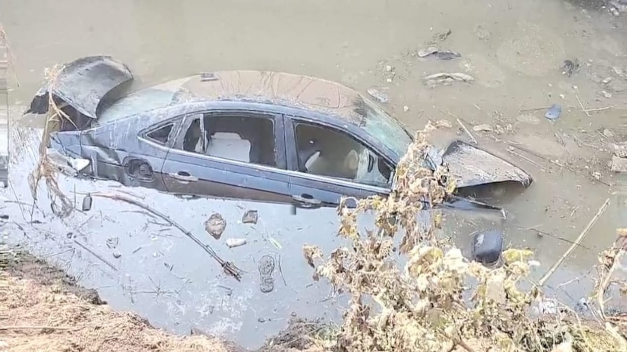 car fell from an under construction bridge in Ganju Da Bagh, passengers narrowly escaped