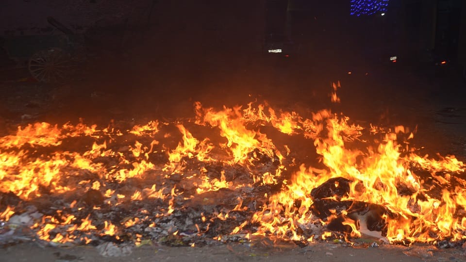 UP News: Fire in Mahindra showroom in Meerut, five new cars burnt... Loss worth lakhs due to fire at 16 places