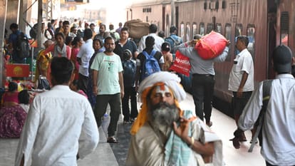 Varanasi news American traveler talked to his daughter through satellite phone corporation withheld rupees