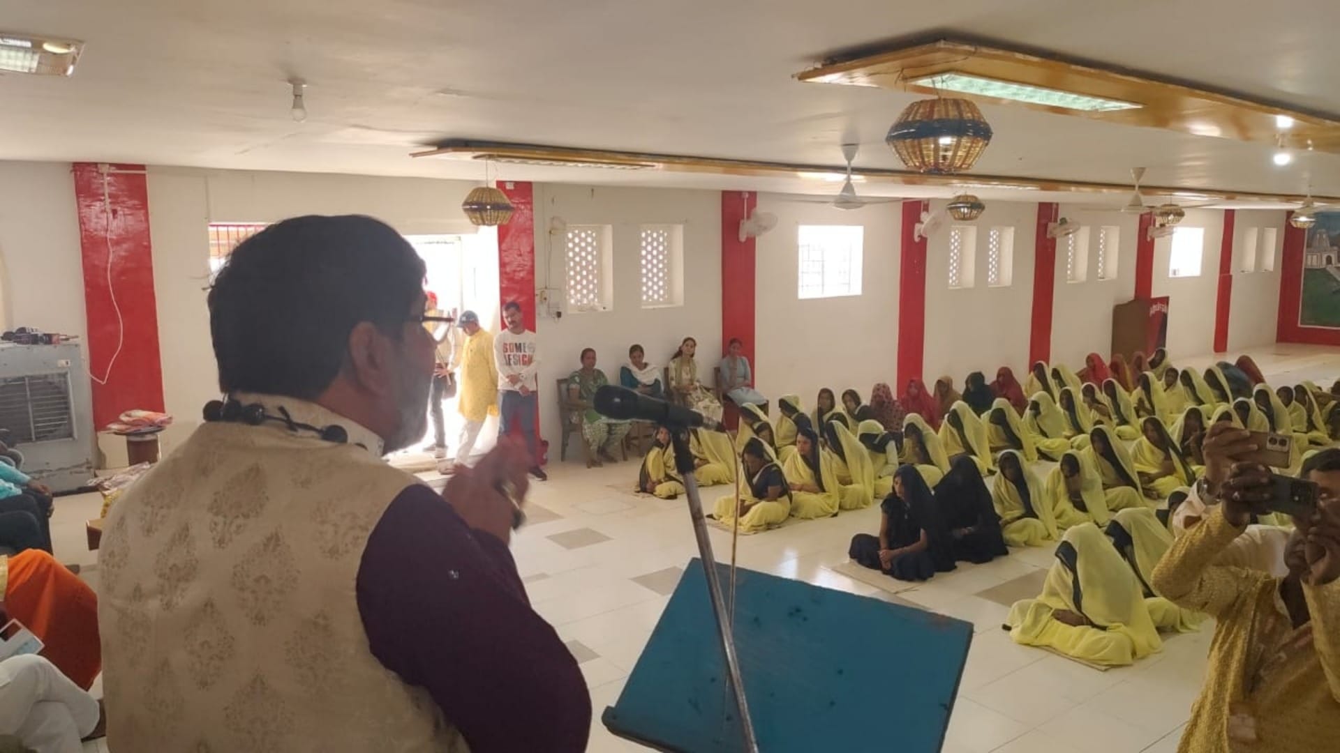 Ujjain: Women prisoners in Bhairavgarh jail celebrated Diwali with determination, Krishna Guruji Umesh Nath