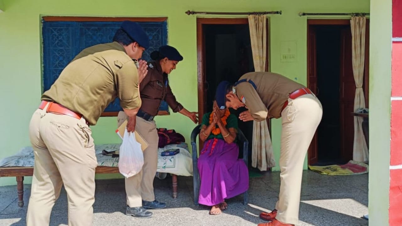 Uttarakhand police initiative on Diwali visited senior citizens homes elderly became emotional Watch Photos