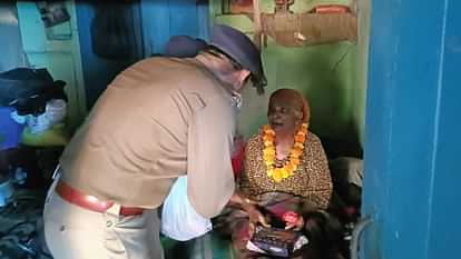 Uttarakhand police initiative on Diwali visited senior citizens homes elderly became emotional Watch Photos