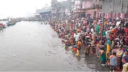 ऐतिहासिक विश्राम घाट पर श्रद्धालुओं की भीड़