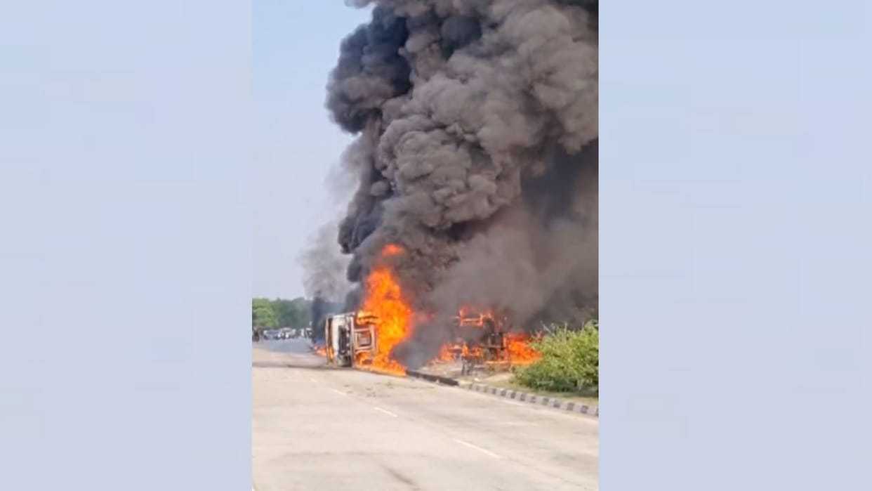 Amethi : Oil tanker overturns on Lucknow Varanasi highway.