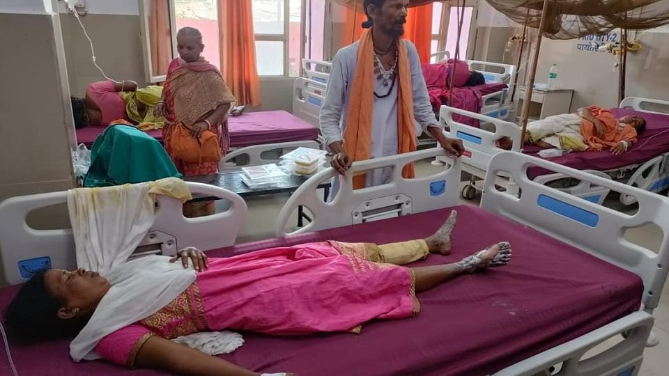 10 devotees got burnt due to hot khichdi falling in Gauri Gopal Ashram, two referred to Agra