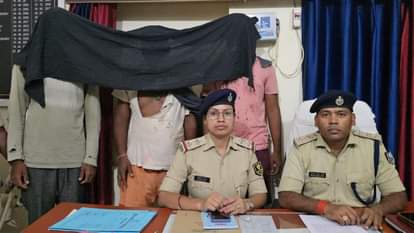 पुलिस की गिरफ्त में आरोपी