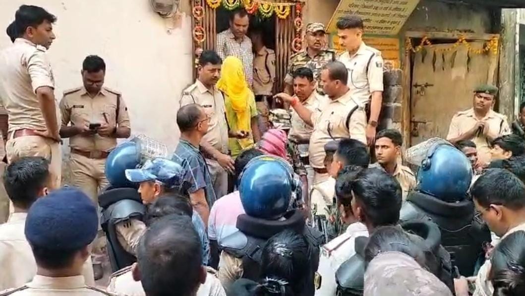 Bihar: Bihar Police raided for six hours, found huge quantity of weapons, drugs; Interrogation of 10 suspects