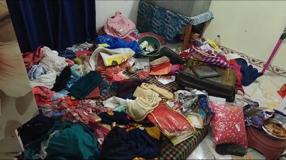 बिखरा पड़ा सामान