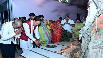 Deputy CM Keshav celebrated Diwali with family, took blessings of mother