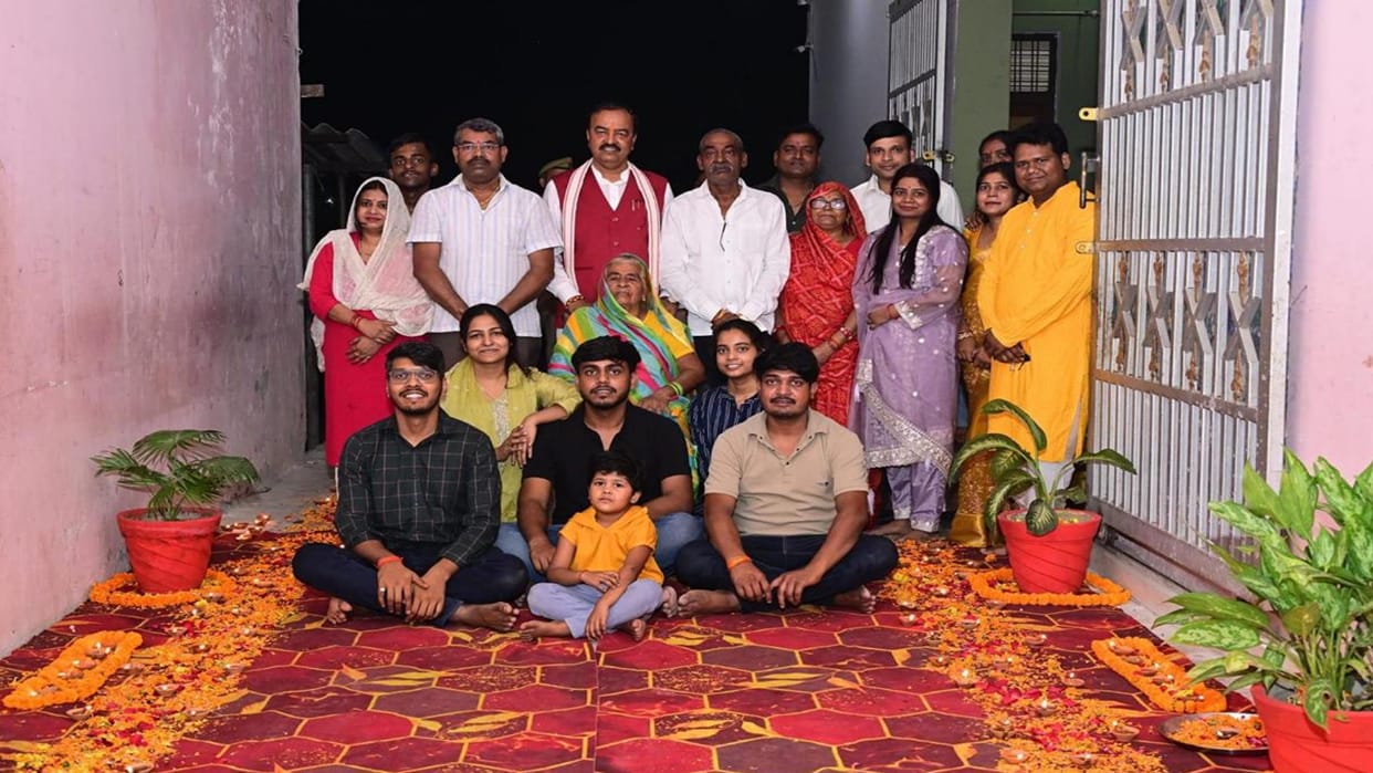 Deputy CM Keshav celebrated Diwali with family, took blessings of mother