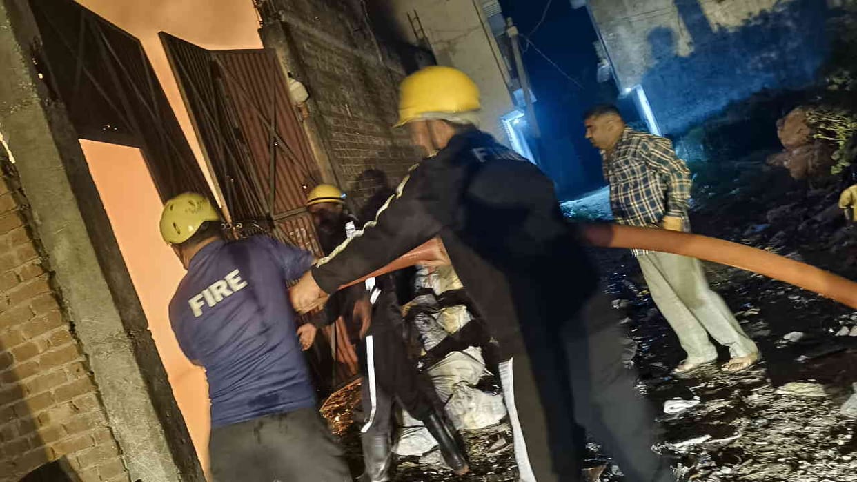 Massive fire broke out in a junk warehouse Roorkee Uttarakhand News in hindi