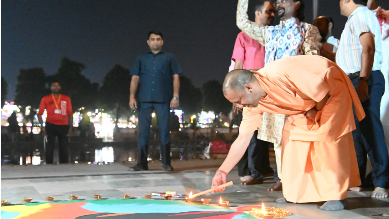 CM Yogi lit the first lamp in a lamp program organized in the name of martyrs in Gorakhpur.