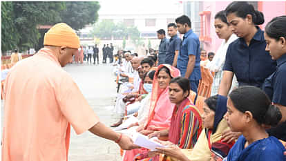 CM Yogi listened to the problems of 200 people in public darshan in Gorakhpur temple.