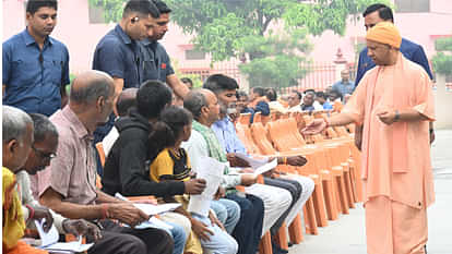 CM Yogi listened to the problems of 200 people in public darshan in Gorakhpur temple.