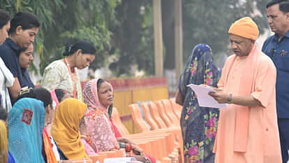 CM Yogi listened to the problems of 200 people in public darshan in Gorakhpur temple.