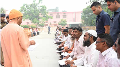 CM Yogi listened to the problems of 200 people in public darshan in Gorakhpur temple.