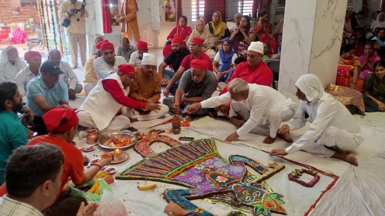 36 feet tall Govardhan Maharaj made from 5100 kg cow dung in Sonipat, 31 plates decorated for Maha Aarti