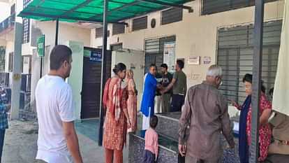 Chittorgarh News: भीलवाड़ा के बुजुर्ग दंपती की हादसे में मौत, गंगरार में इनोवा कार ने मोपेड को मारी टक्कर Chittorgarh News: Elderly couple from Bhilwara died in an accident