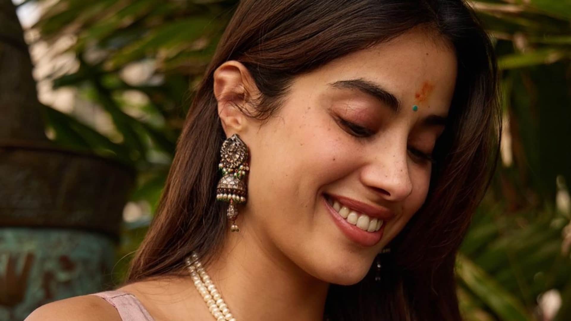 Khushi Kapoor flaunts rumoured boyfriend Vedang Raina name on her bracelet Confirmed her Relationship