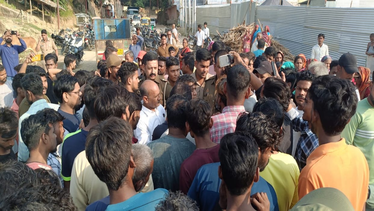 A laborer working in Kumbh Mela area died due to electric shock, fellow workers got angry, protested.