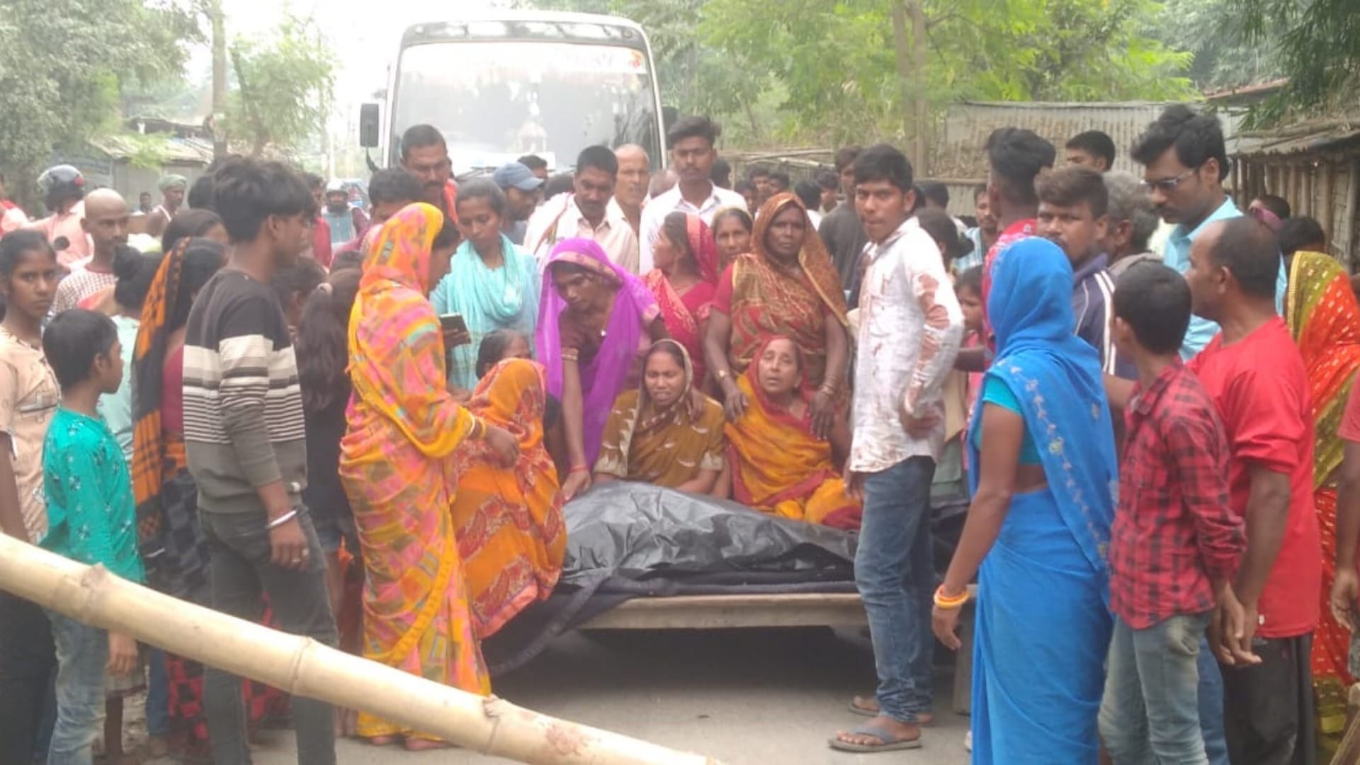 मुख्य मार्ग पर शव रखकर विरोध-प्रदर्शन करते मृतक के परिजन और ग्रामीण